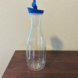 ♦️3 for $15♦️plastic carafe with lid - 1 qt